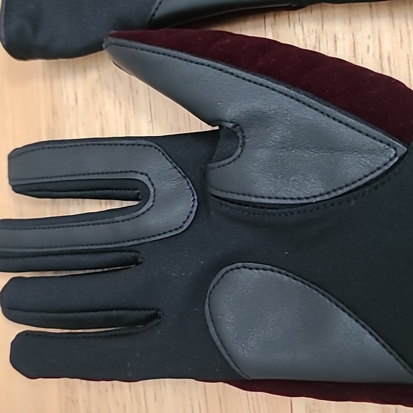 Isotoner Leather & Velvet Posh Gloves - Picture 7 of 7